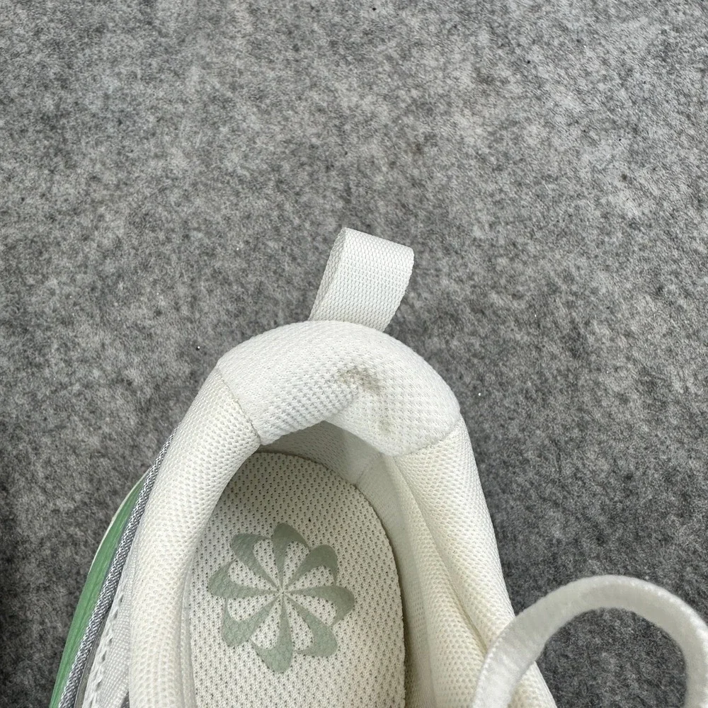 Nike Air Max Bliss Womens Size 9 Summit White Green DH5128-103 Lifestyle Sneaker